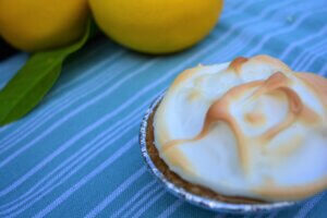 kidney-friendly dessert: lemon meringue pie on blue background