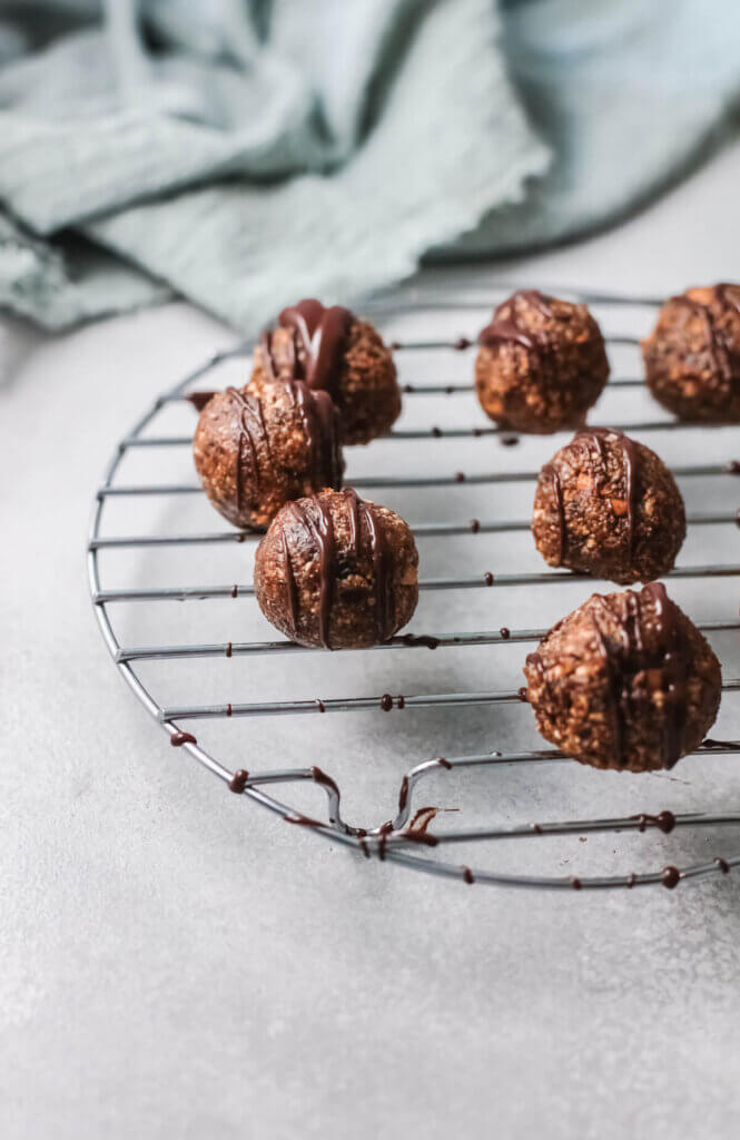 Gingerbread balls on cooling rack