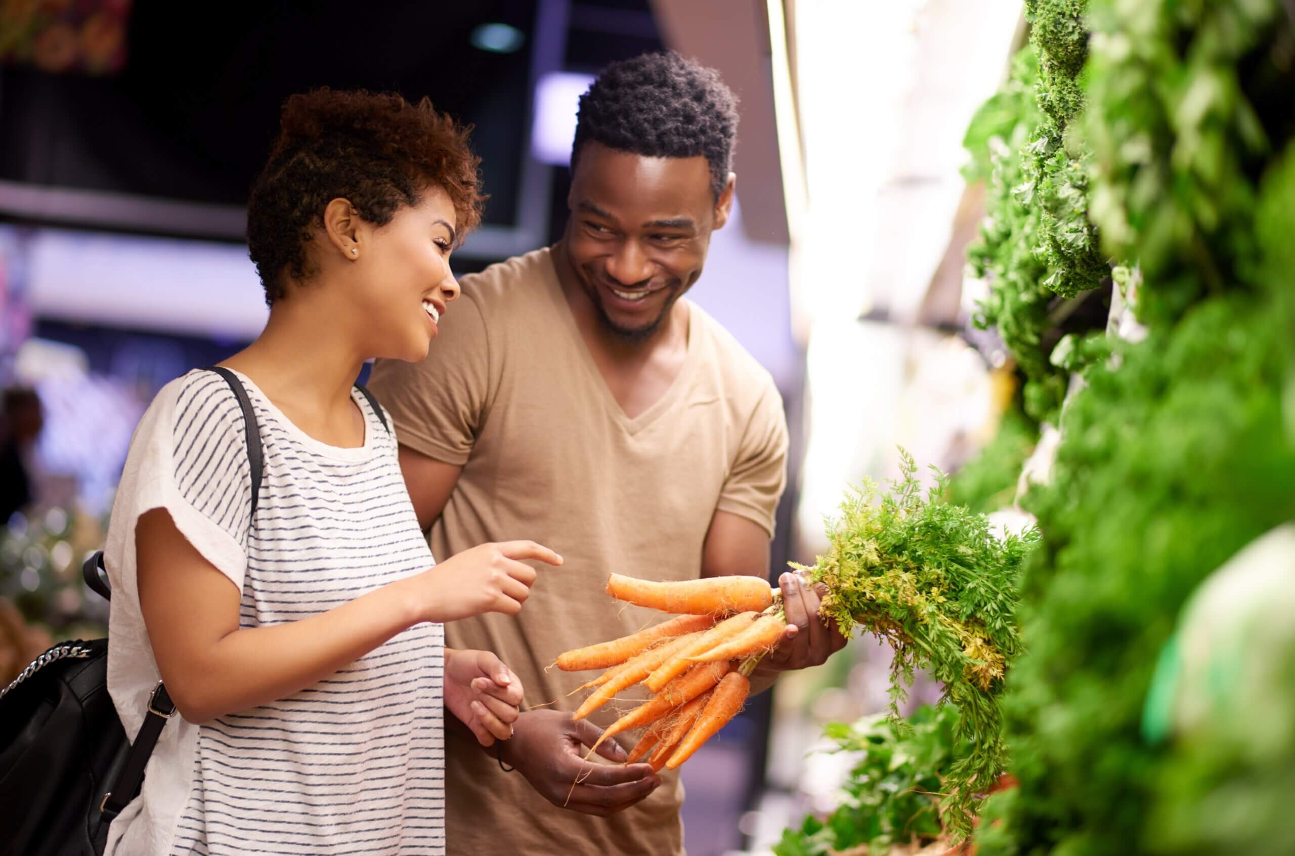 couple shopping for kidney healthy food for food swaps blog post